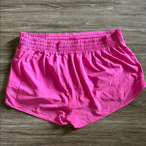 Women's Lululemon Hotty Hots - 2.5 inch high rise shorts. Size 14 - Picture 2 of 3